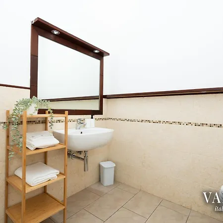 Terrazza Centrale-5 Minuti Dal Porto E Stazione- Apartament