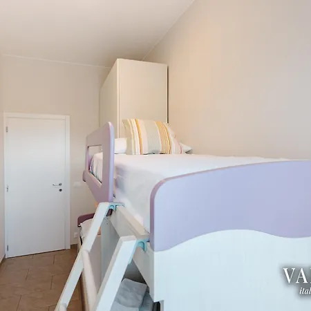Terrazza Centrale-5 Minuti Dal Porto E Stazione- Apartament
