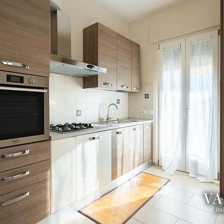 Terrazza Centrale-5 Minuti Dal Porto E Stazione- Apartament